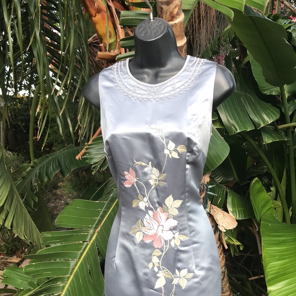 Embroidered satin column maxi dress or CheongSam - Picture 9 of 17
